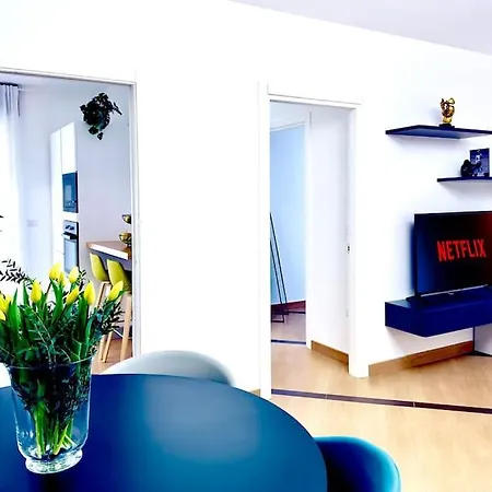 300 M From Old Town Very Finished, Free Parking Apartament
